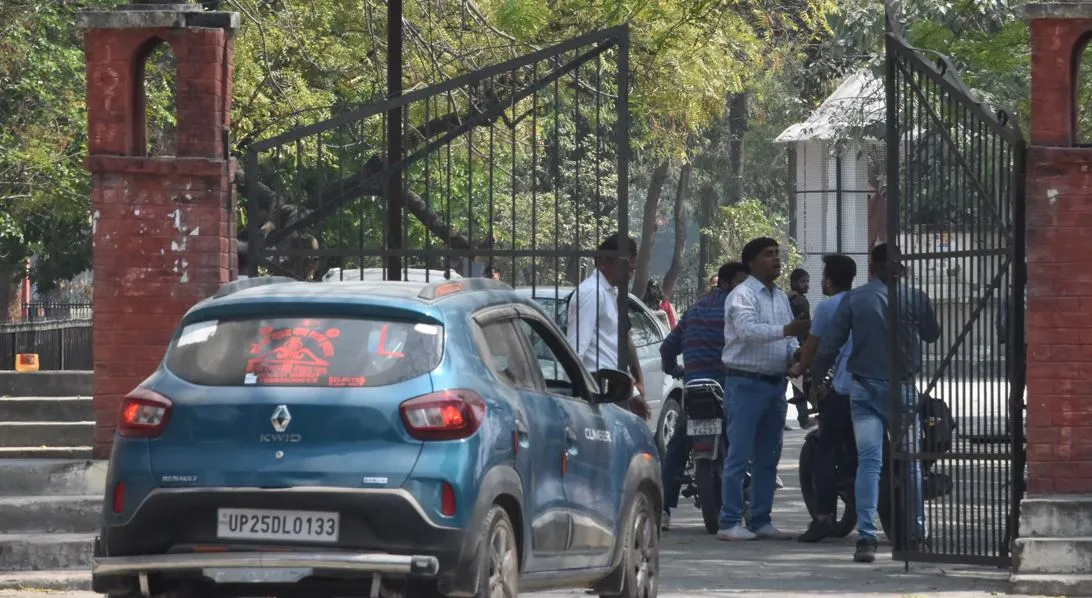 बरेली: तीन एलएलबी और तीन बीबीए के छात्र नकल के साथ पकड़े, हंगामा
