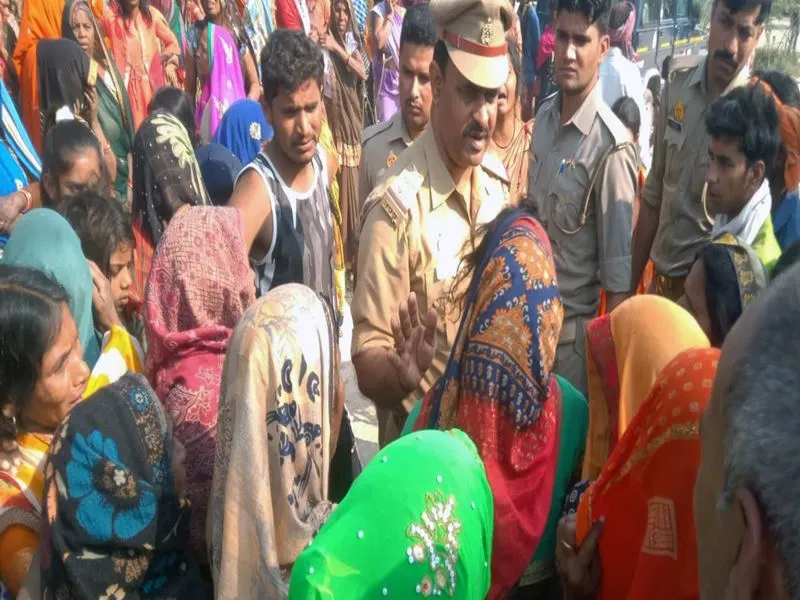 बुझ गया घर का चिराग: कन्नौज में युवक की हत्या कर शव लटकाने का आरोप, परिजनों में चीख-पुकार