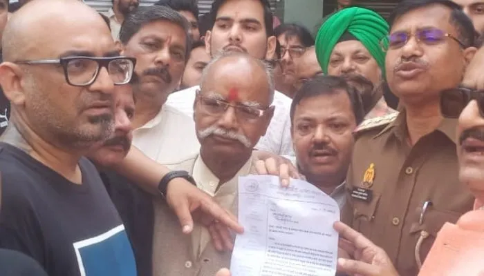 Kanpur News : विद्यार्थी मार्केट में व्यापारियों ने दुकानें बंद कर किया हंगामा, जोनल अधिकारी को सौंपा ज्ञापन