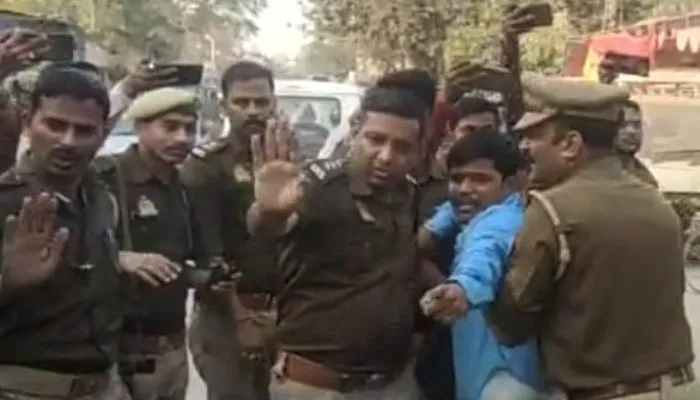  Kanpur: मंदिर में कब्जे व तोड़फोड़ को लेकर बजरंग दल कार्यकर्ताओं की पुलिस से झड़प, साधु संत ने दिया धरना