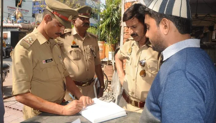 Kanpur Crime : फैक्ट्रीकर्मी को लूटकर सड़क किनारे फेंका, परिजन बोले- हत्या करने के बाद फेंका गया शव