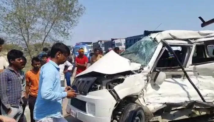 Kanpur Accident : ट्रक कार को टक्कर मारकर 100 मीटर तक घसीटता चला गया, तीन की मौत