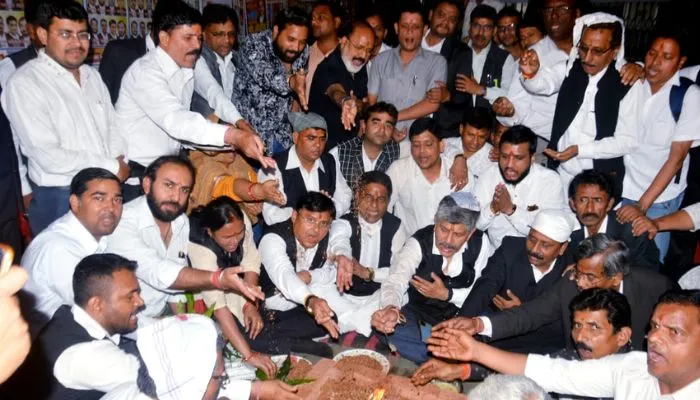कानपुर बार एसोसिएशन व द लायर्स एसोसिएशन के अधिवक्ताओं ने सद्बुद्धि यज्ञ किया आहुत 