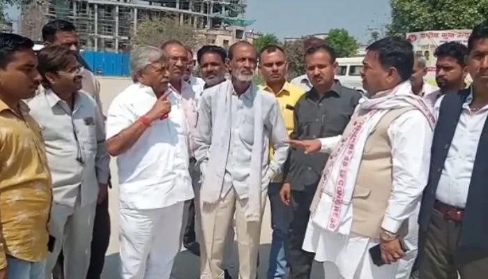 Kanpur Dehat Fire : पूरा आवास बना होता तो शायद बच जाती पांच जान, नेताओं ने पीड़ित परिवार से मिलकर बंधाया ढांढस