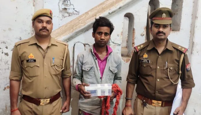 Kanpur: ईदगाह पुलिस चौकी के पास युवक ने युवती पर चाकुओं से किए ताबड़तोड़ वार, भीड़ ने पीटकर किया पुलिस के हवाले