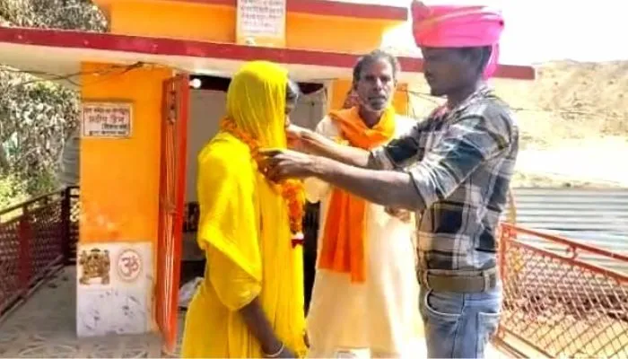 Kanpur: मनाने के बाद भी घरवाले नहीं हो रहे थे राजी, पुलिस ने चौबेपुर थाने में कराई शादी तो प्रेमी-प्रेमिका के खिले चेहरे