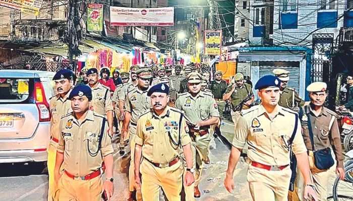 Kanpur News : भ्रामक संदेशो से बनाएं दूरी न बहकें और न बहकाएं, पुलिस कमिश्नर ने पैदल मार्च कर लोगों को किया जागरूक