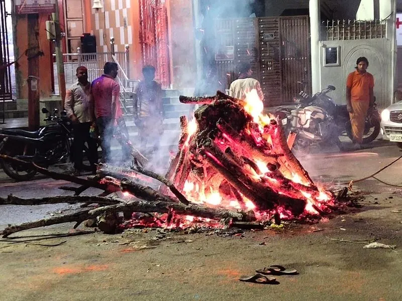 Holi 2023: लखनऊ के नीलकंठेश्वर महादेव मंदिर समेत इन स्थनों पर हुआ होलिका दहन