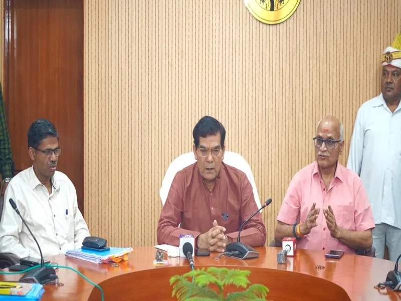 UP में बिजली कर्मियों की हड़ताल खत्म, मंत्री ने कहा- बहाल होंगे बर्खास्त कर्मचारी