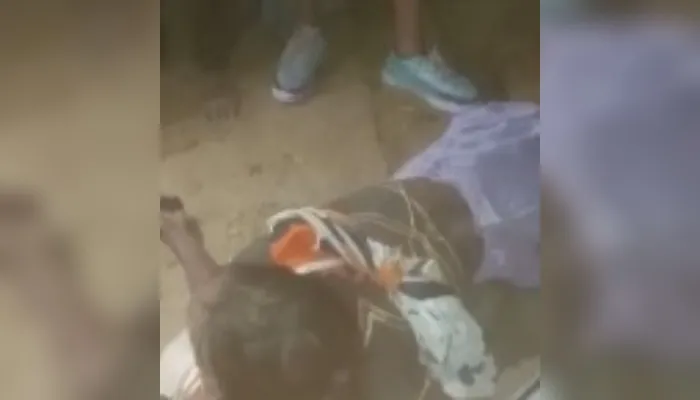 Video: प्रेमिका के बुलाने पर प्रेमी पहुंचा घर, ग्रामीणों ने प्रेमी युगल को दी ऐसी सजा, मिन्नतों पर भी नहीं पसीजा दिल