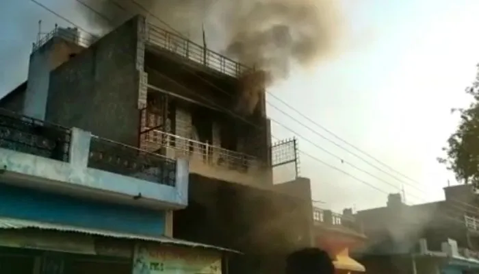 Mahoba Fire News : आग से धूं-धूं कर जला किराना गोदाम, बुझाने में लगे पांच घंटे, तीन लोग झुलसे, दस लाख का नुकसान