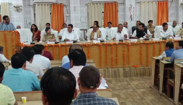 Mahoba News : Deputy CM Brajesh Pathak ने कलेक्ट्रेट सभागार में की समीक्षा बैठक, अधिकारियों को दिए ये निर्देश
