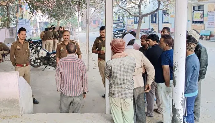 Mahoba News : क्रशर में मजदूर का हाथ फंसने से मौत, परिजनों में मची चीख-पुकार