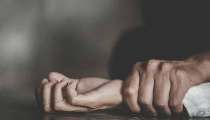 Kanpur में युवक ने छात्रा से किया दुष्कर्म, कहा- ऐसा फेंकेगे तेजाब, चेहरा दिखाने लायक नहीं बचोगी, घर में हुई कैद