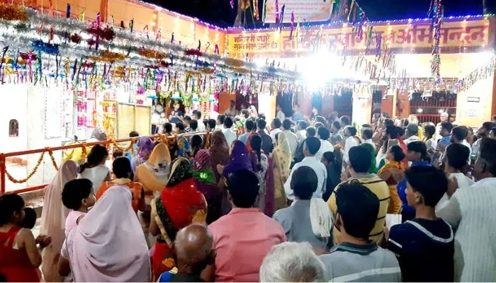 Chaitra Navratri 2023 Day 1 : नवरात्र के पहले दिन देवी मां के मंदिरों में उमड़े भक्त, इस विधि से कर रहे पूजा