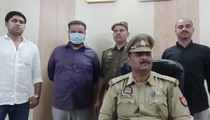 Kanpur News : कार पर पर्ची लगाने पर ठेकेदार के कर्मचारी को पिस्टल लेकर दौड़ाया, GRP ने दबोचा
