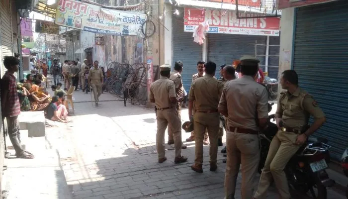 Kanpur News : हिस्ट्रशीटर राजाबाबू की मौसी के घर पर आक्रोशित परिजनों ने की तोड़फोड़, फंदे पर लटकता मिला था शव