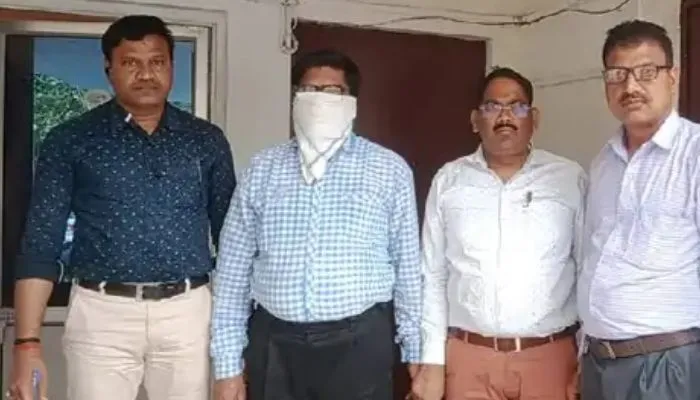 Kanpur: एंटी करप्शन टीम ने DFO ऑफिस में बाबू को 50 हजार रुपये घूस लेते पकड़ा, वेतन संरक्षित के नाम पर की थी डिमांड