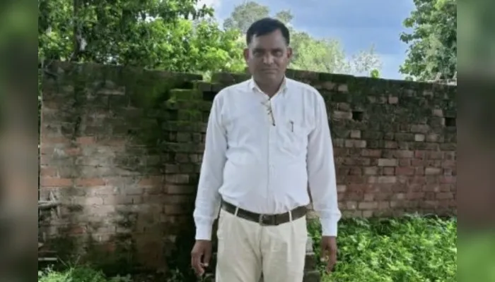Chitrakoot News: पत्नी-बेटी की गोली मारकर हत्या के बाद पशुमित्र ने भी दी जान, गांव से दो किमी दूर लटका मिला शव