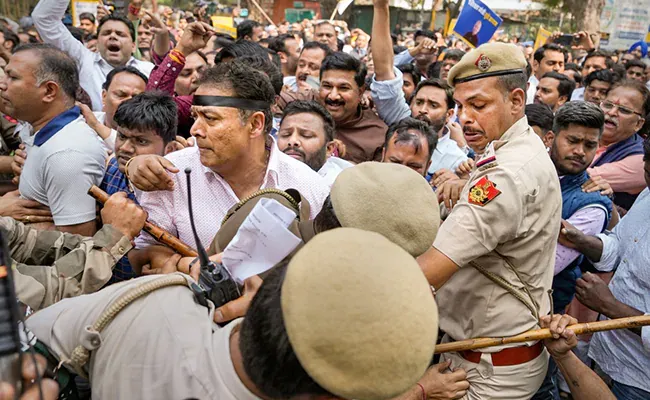 AAP ने सिसोदिया व जैन की गिरफ्तारी के विरोध में अभियान शुरू किया 