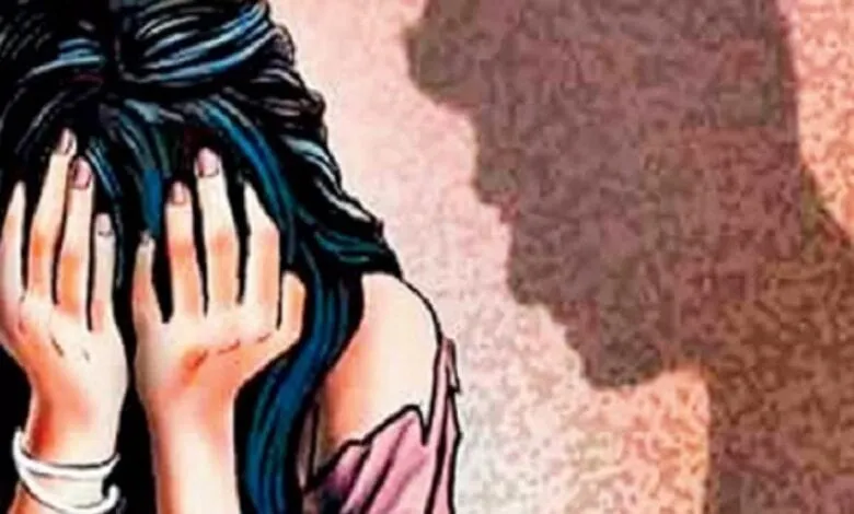 बरेली: घर के बरामदे में सो रही युवती के साथ दुराचार, धारदार हथियार से किया लहूलुहान