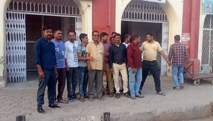 Kanpur News :  होली से पहले आरएमएस सेवा हुई ठप, चिट्ठी,पार्सल सबका उठान रुका, संविदाकर्मियों ने की हड़ताल