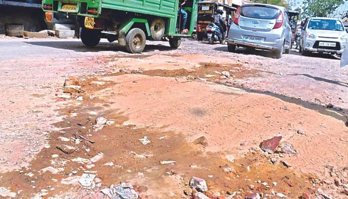 Kanpur: सड़क में गड्ढें नहीं गड्ढों में सड़क, वाहन सवार होते चुटहिल, कुंभकर्णी नींद से नहीं जाग रहा जिम्मेदार विभाग