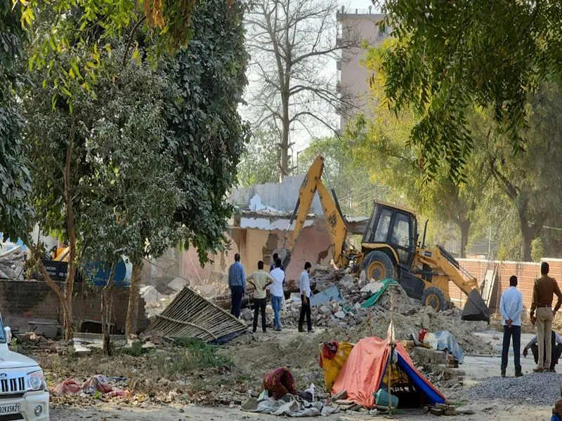 लखनऊ: चला एलडीए का बुलडोजर, खाली कराई 12 हजार वर्ग मीटर भूमि