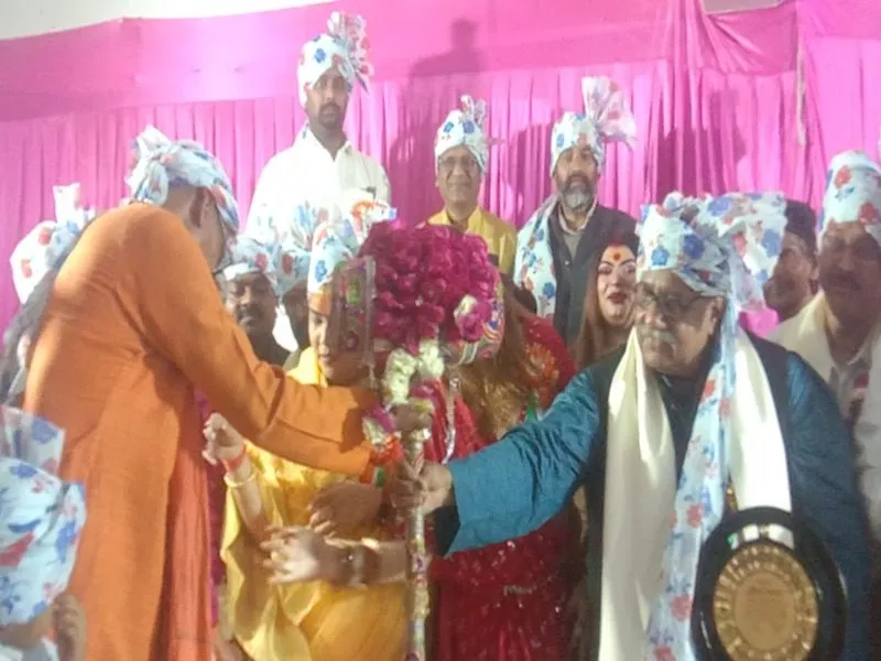 प्रयागराज: होलिका दहन से पहले निकली ऐतिहासिक  हथौड़ा बारात, Video ने मोहा मन 