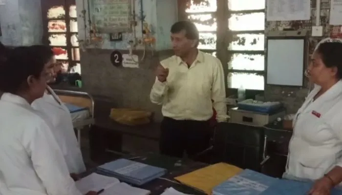 Kanpur: हैलट अस्पताल में प्राचार्य डॉ. संजय काला ने दस डॉक्टरों के साथ वार्डों में मारा छापा, छह एक्सपायरी इंजेक्शन मिले