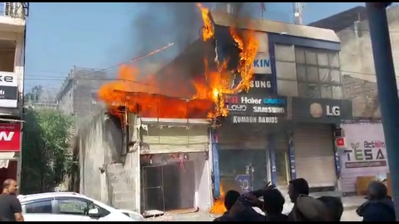 हल्द्वानी: रेलवे बाजार की दो दुकानों में लगी भीषण आग 