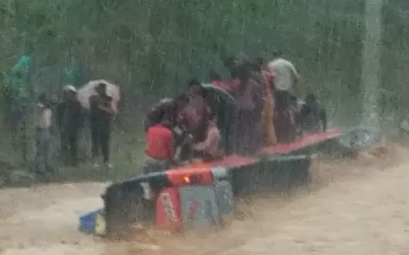 रामनगर: सीतावनी मार्ग पर उफनाये रपटे में बस बही    