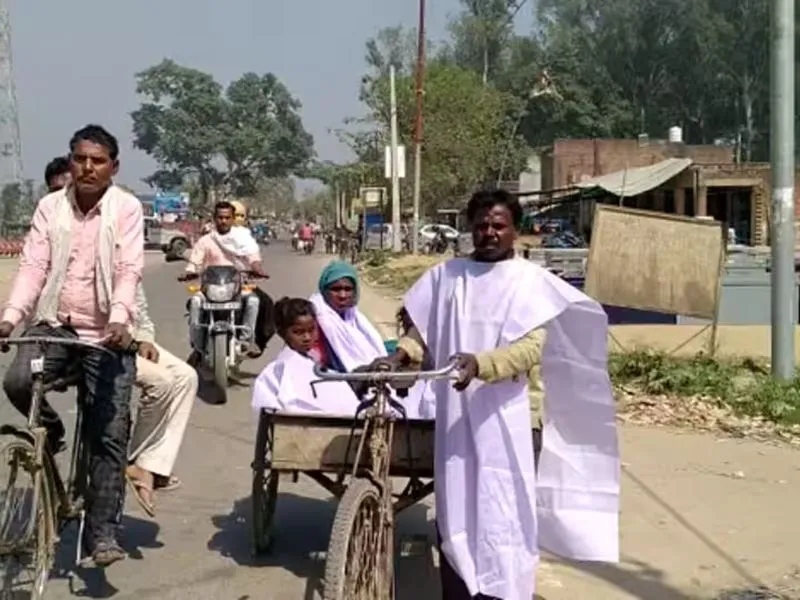 सीतापुर: कफन पहनकर सीएम योगी से मिलने निकला परिवार, जानें क्या है पूरा मामला