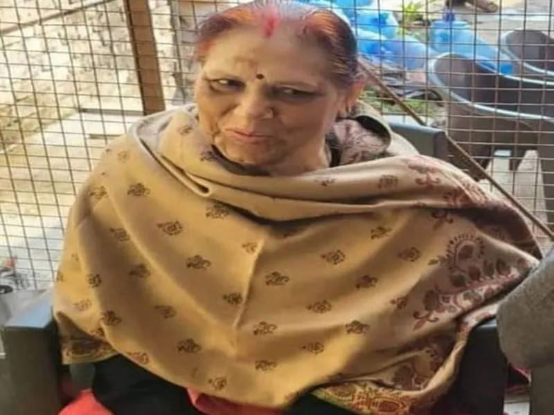 अयोध्या: पूर्व विधायक जयशंकर पांडेय की पत्नी का निधन, अखिलेश यादव ने परिवार को बंधाया ढांढस