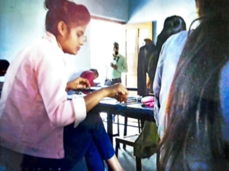 रायबरेली: निजी स्नातक कॉलेज में सामूहिक नकल का Video Viral होने से मचा हड़ंकप, प्रमुख सचिव से की शिकायत