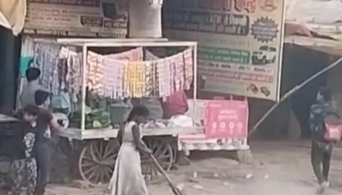 Video Viral : यहां चरितार्थ हो रहा बेटी बचाओ-काम पर लगाओ का नारा, सड़क पर झाडू लगा रही बच्ची