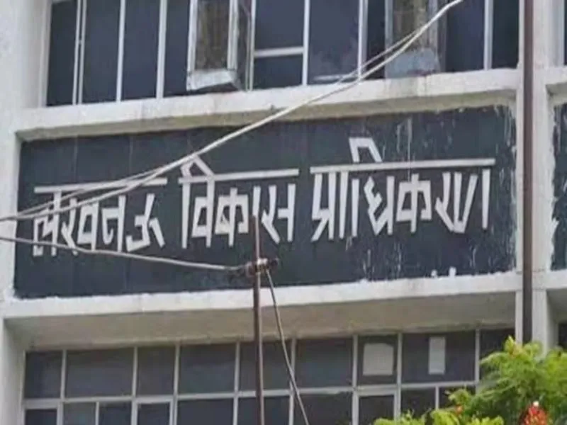 लखनऊ: दीवार तोड़कर बन रहा अवैध कॉम्पलेक्स सील