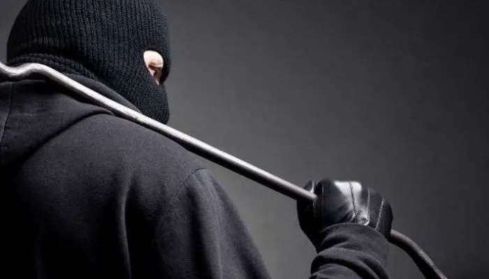 Auraiya Theft : गहरी नींद में सोते रहे परिवार के लोग और घरों में हाथ साफ कर ले गए चोर, खुलासे को लगी पुलिस टीम