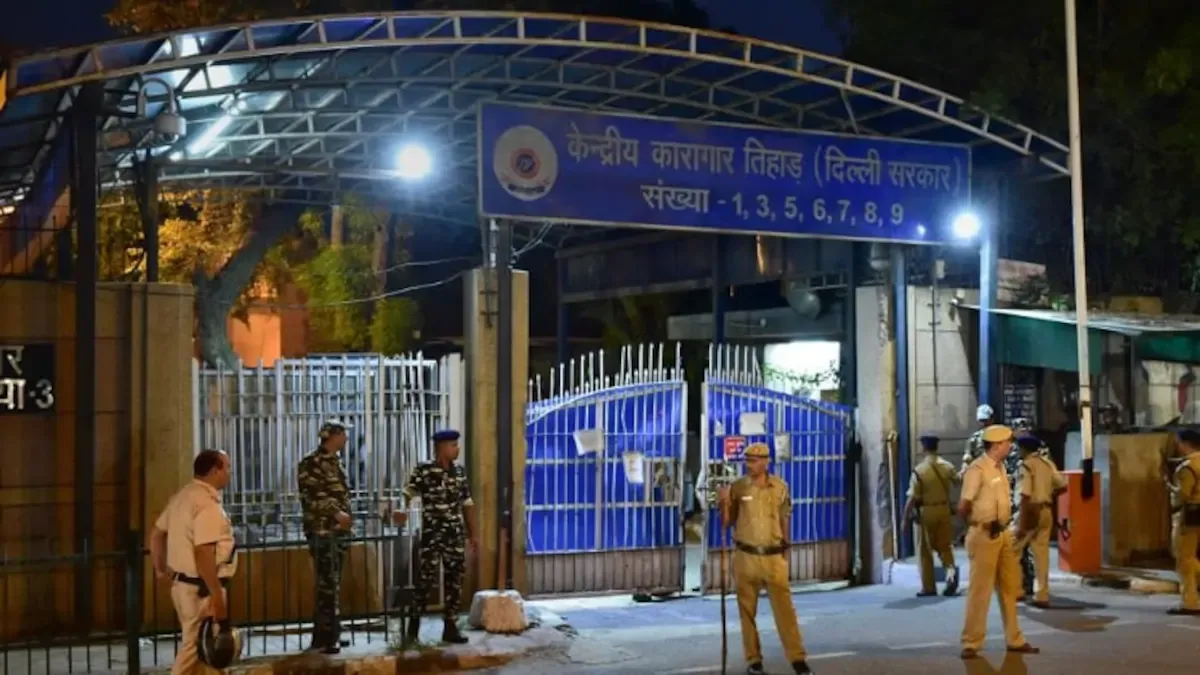 अन्य कैदी की भांति सिसोदिया को जेल नियमावली के अनुसार मूलभूत चीजें दी गयी: तिहाड़ जेल प्रशासन 