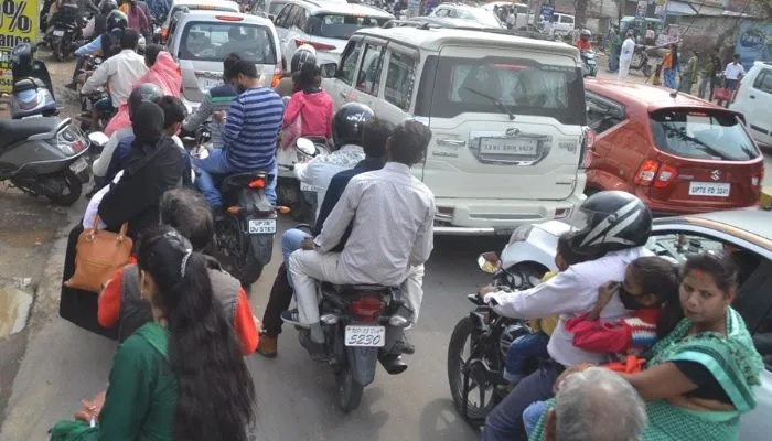 Kanpur: साउथ सिटीवासियों को जाम के झाम से नहीं मिल रही मुक्ति, धूप में कराह उठे राहगीर, दूर तक नहीं दिखी यातायात पुलिस