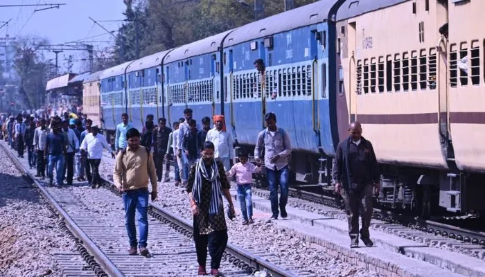 Kanpur News: अहमादाबाद से गोरखुपर जा रही ट्रेन को रावतपुर स्टेशन पर पांच घंटे रोका गया, यात्रियों ने किया हंगामा