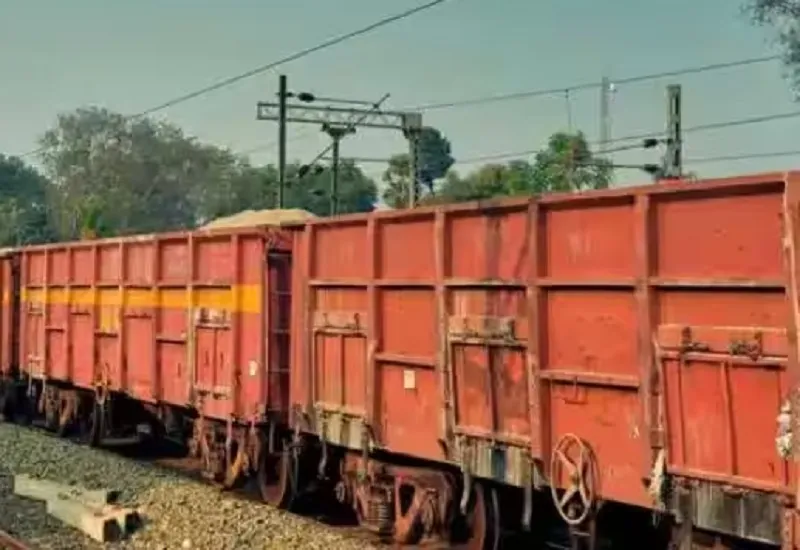 मुरादाबाद : मंडल में बिना गार्ड के दौड़ रहीं 40 प्रतिशत गुड्स ट्रेनें, 100 से ज्यादा गार्ड के पद खाली