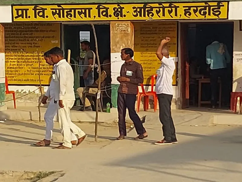 हरदोई: पुलिस चौकसी में पड़े वोट, पेटियों में कैद हुई दावेदारों की किस्मत