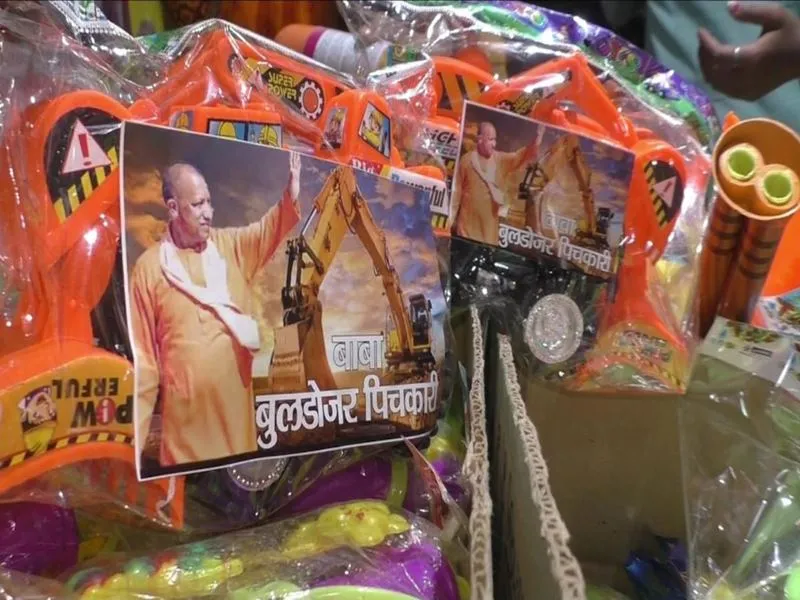 Holi festival 2023: प्रयागराज के बाजारों में छाया बाबा का बुलडोजर और भगवा रंग