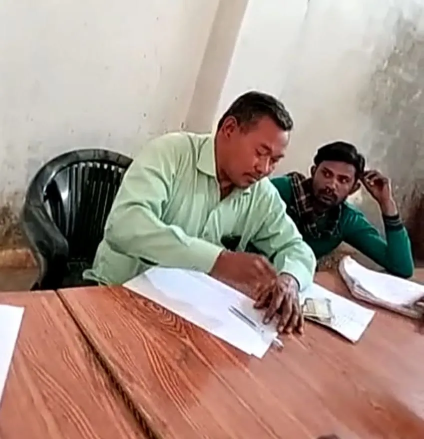  बहराइच: बेल आर्डर पर मुहर लगाने को लिए लेखपाल ने ग्रामीण से लिया रिश्वत, Video Viral