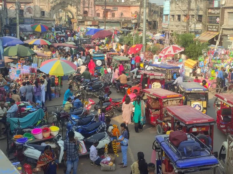 अयोध्या: बाजारों में उमंग, मंगलवार को चौक में बरसेगा रंग, सर्राफा व्यवसायी खेलेंगे होली
