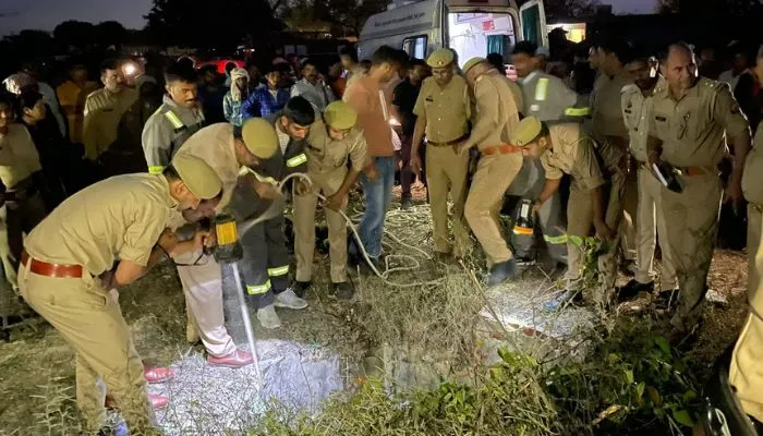 Unnao Accident : अनियंत्रित होकर बाइक कुंए में गिरी, हादसे में दो ने मौके पर तोड़ा दम, एक घायल