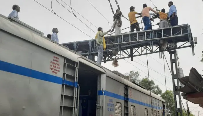 Unnao News : गंगाघाट में ओएचई लाइन टूटने से अधिकारियों में मचा हड़कंप, रेल संचालन हुआ ठप, ट्रेनें खड़ी रही