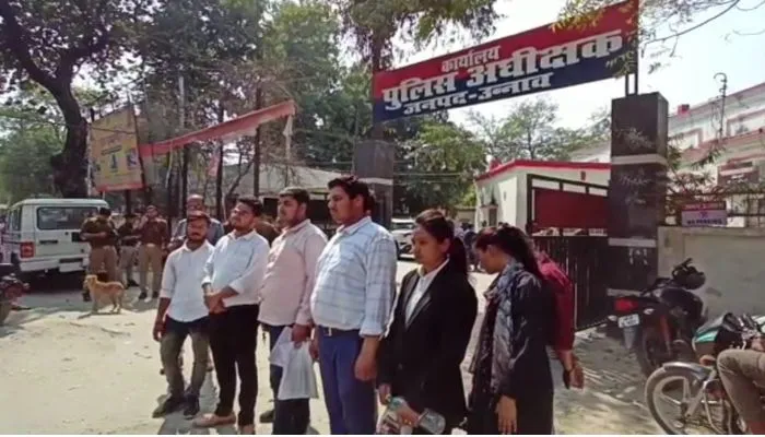 Unnao: वकालत का पेपर देने आए छात्रों के मोबाइल, पर्स व इलेक्ट्रॉनिक उपकरण चोरों ने किए पार, खुलासें के लिए लगी टीम