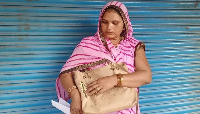 Unnao News : टप्पेबाजों ने दो महिलाओं को लगाया 71 हजार का चूना, बैंक से रुपये निकाल कर जा रही थी घर